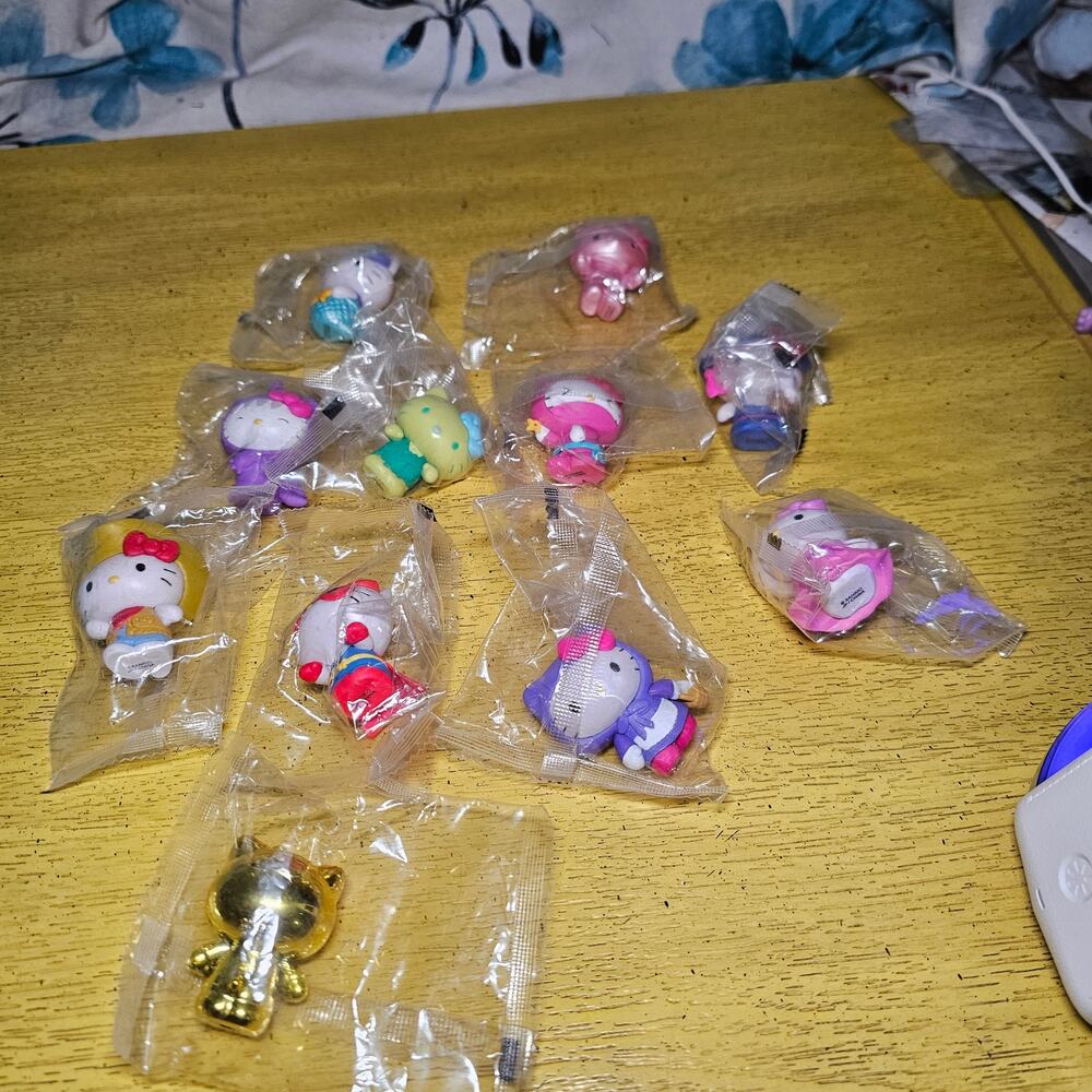 Hello Kitty Collectible Mini Figure Series 1 COMPLETE SET WITH RARE 11 Figures